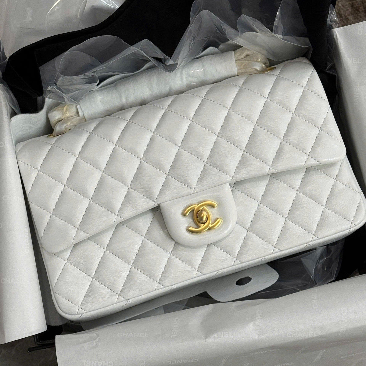 CHANEL 25S FLAP BAG 25.5 CM IN WHITE LAMBSKIN